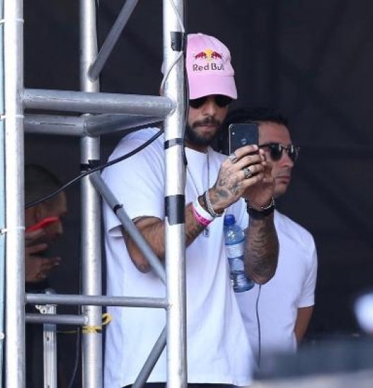 Pedro Scooby assiste show de Anitta do palco em Goiânia