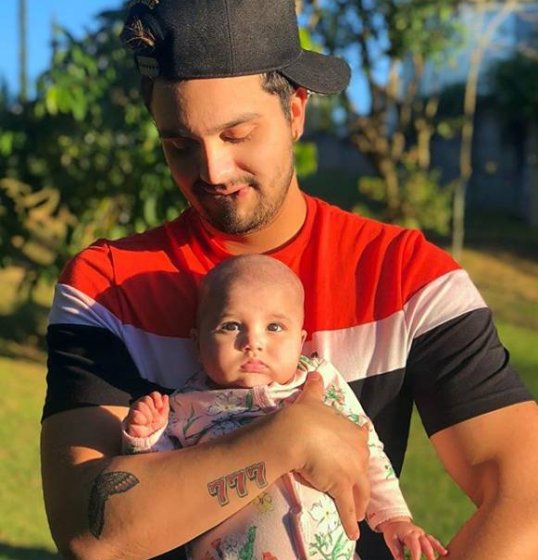 Luan Santana canta para acalmar afilhada e vídeo viraliza Luan Santana canta para acalmar afilhada e vídeo viraliza