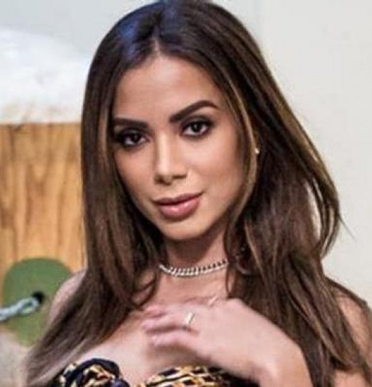 Após atingir marca história de seguidores, Anitta assina contrato com empresário internacional