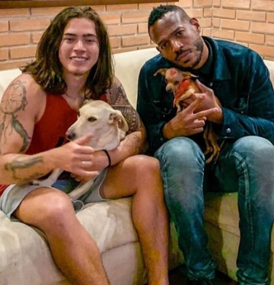 Whindersson Nunes recebe ator de 'As Branquelas' em sua casa Whindersson Nunes recebe ator de 'As Branquelas' em sua casa