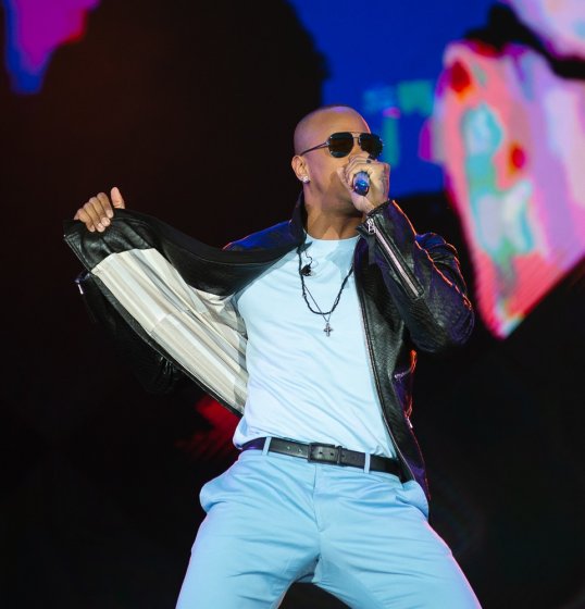 Léo Santana 'pede licença' ao sertanejo e faz Arena de Barretos ir até o chão com pagode baiano Léo Santana 'pede licença' ao sertanejo e faz Arena de Barretos ir até o chão com pagode baiano