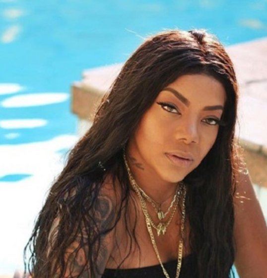 Ludmilla é arranhada e tem cabelo puxado em saída de show Ludmilla é arranhada e tem cabelo puxado em saída de show