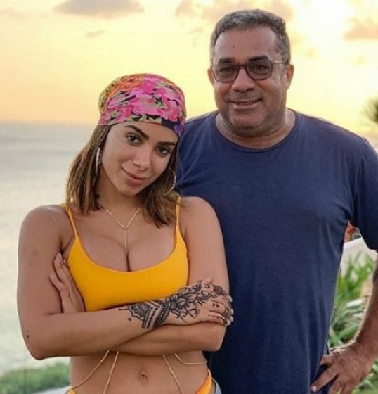 Pai de Anitta desabafa após cantora receber críticas na web e cogita cancelar Instagram
