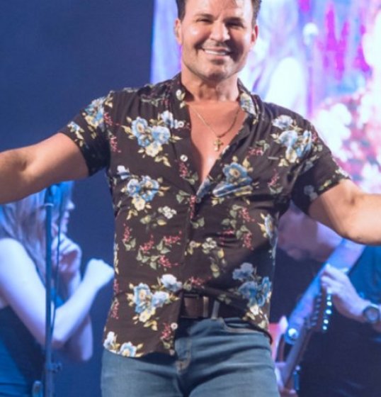 Vídeo: Eduardo Costa flagra agressão em show e expulsa homem que bateu na própria mulher Vídeo: Eduardo Costa flagra agressão em show e expulsa homem que bateu na própria mulher